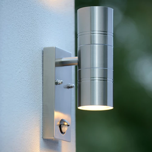 Lucide ARNE-LED IR - Wandspot / Wandlamp Binnen/Buiten - Ø 6,3 cm - LED - GU10 - 2x5W 2700K - IP44 - Beweging & dag/nacht sensor - Mat chroom - sfeer 1